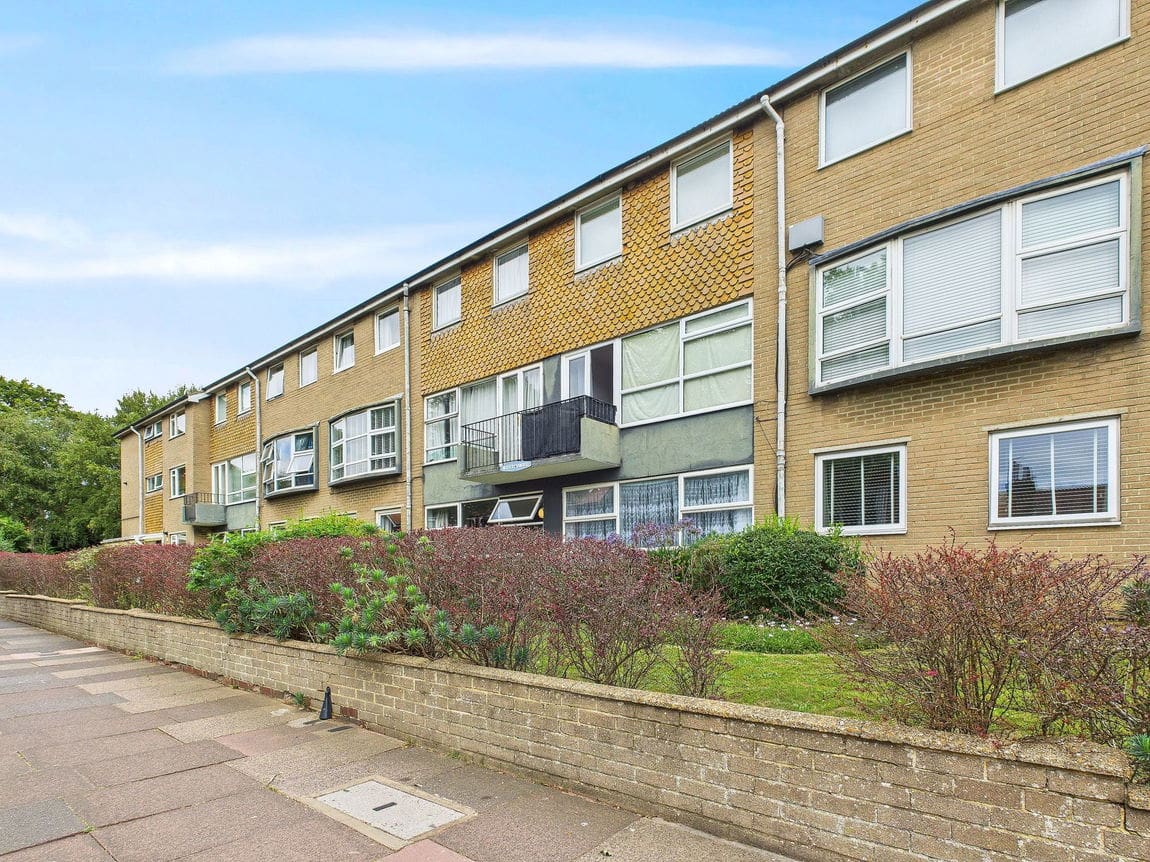 2 bedroom Flat For Sale
