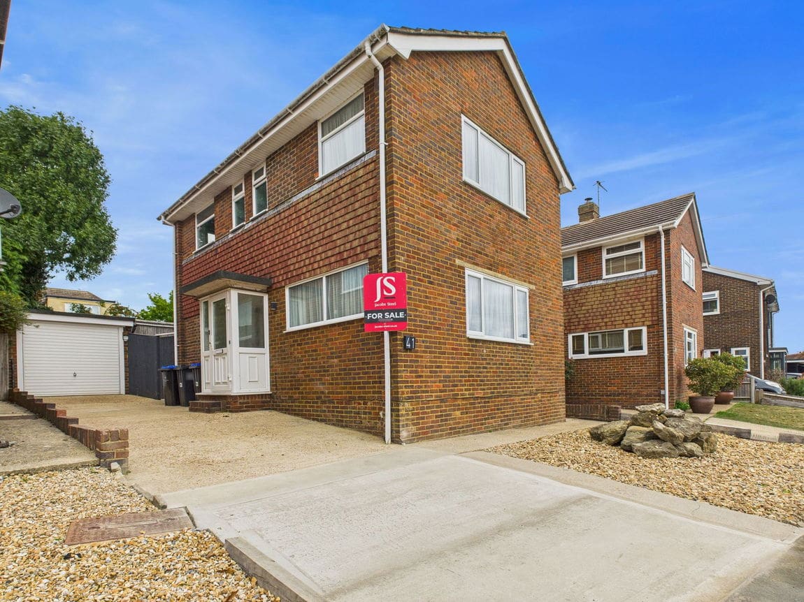3 bedroom Detached house Under Offer