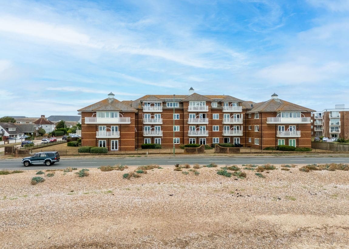 3 bedroom Flat For Sale