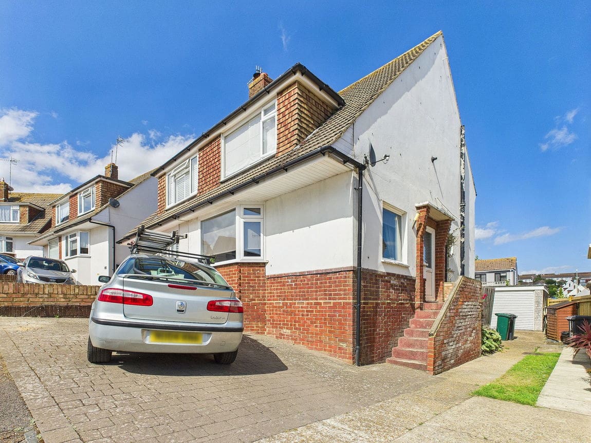 3 bedroom Semi-detached house Under Offer