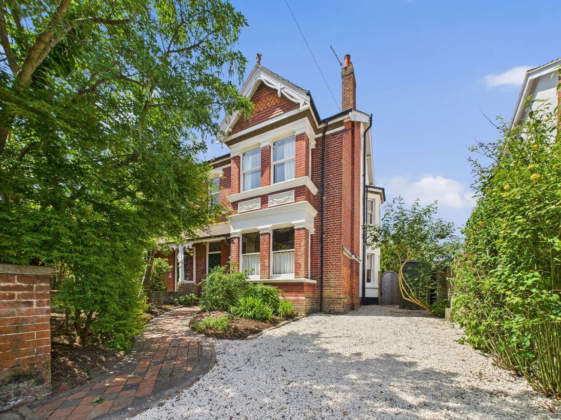 6 bedroom Semi-detached house Under Offer
