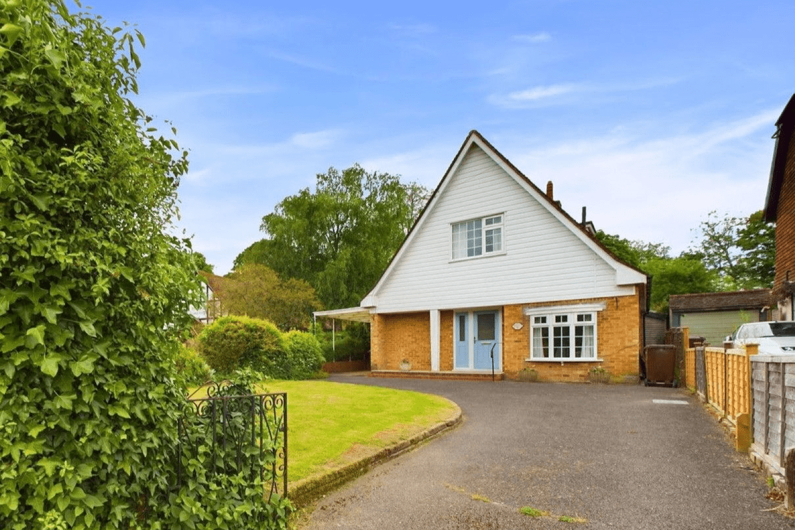 3 bedroom Detached house Under Offer