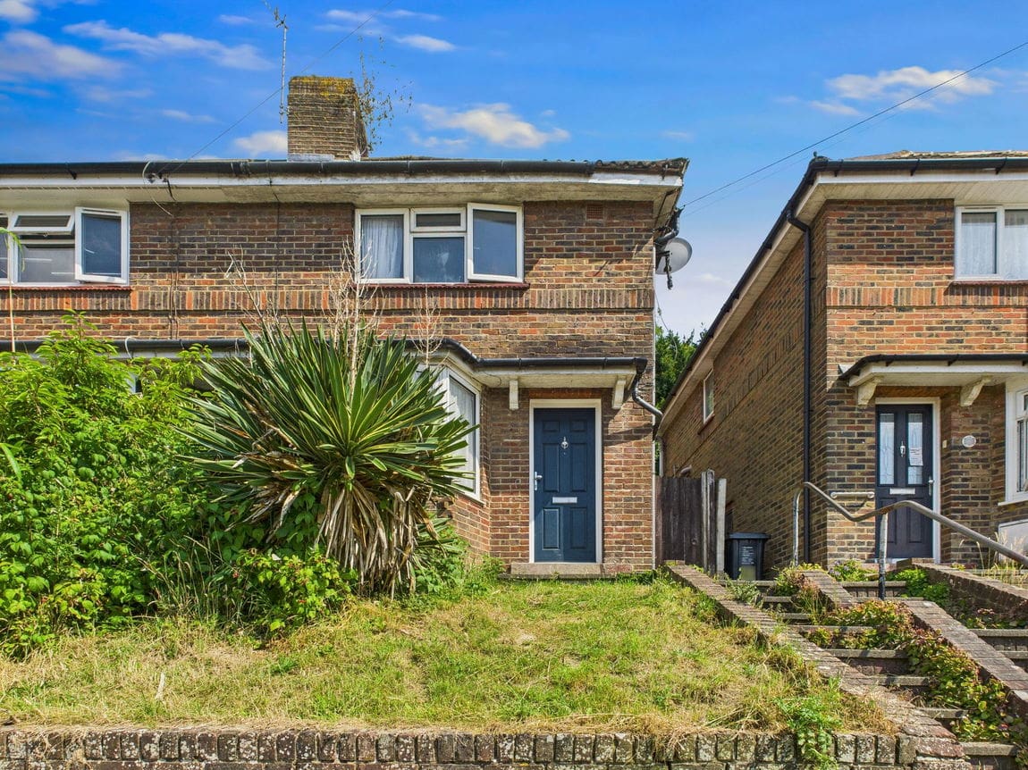 2 bedroom Semi-detached house Under Offer