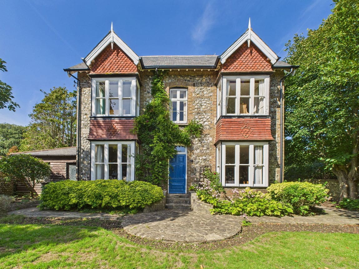 5 bedroom Detached house Under Offer