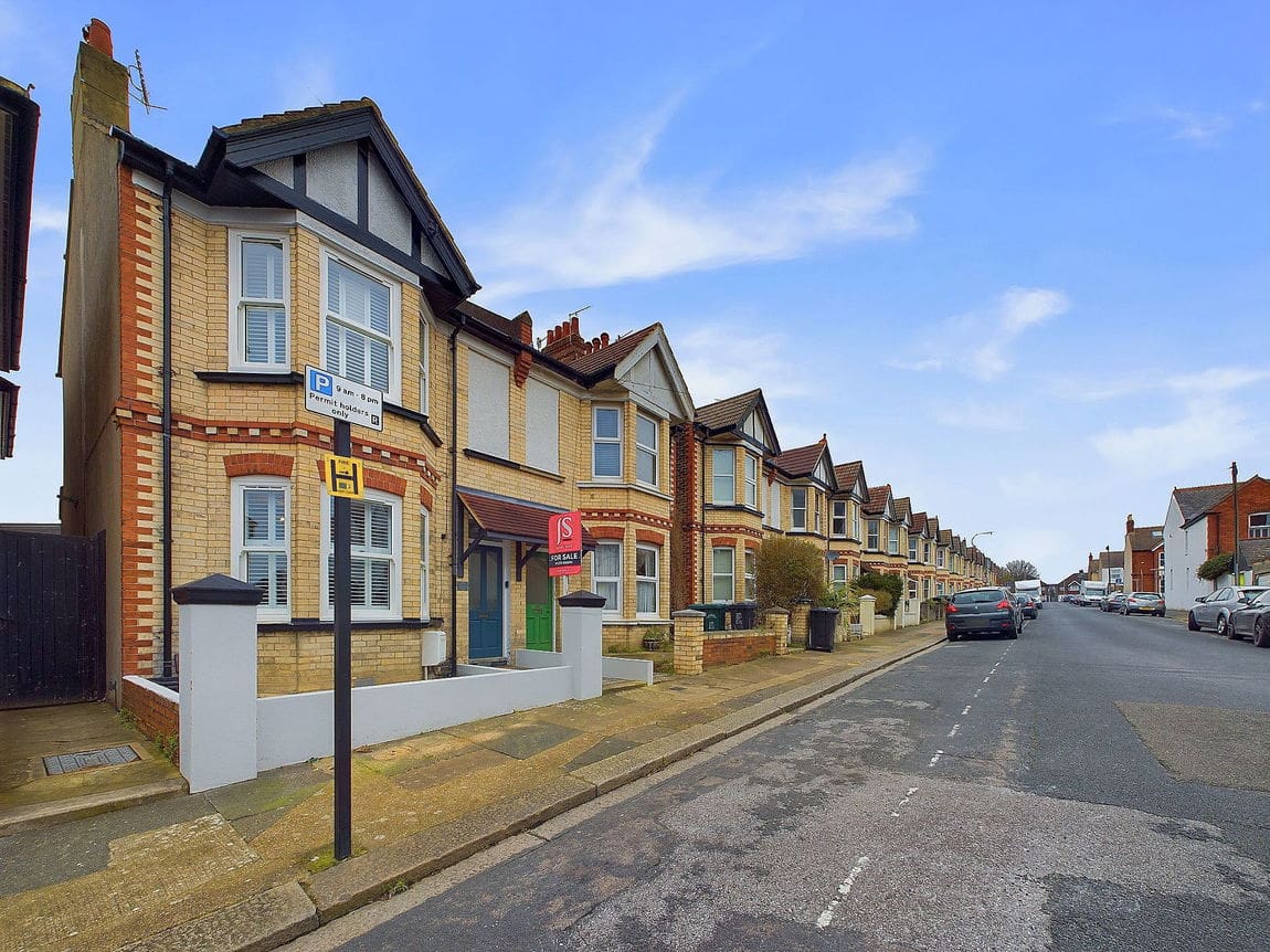 4 bedroom Semi-detached house Under Offer