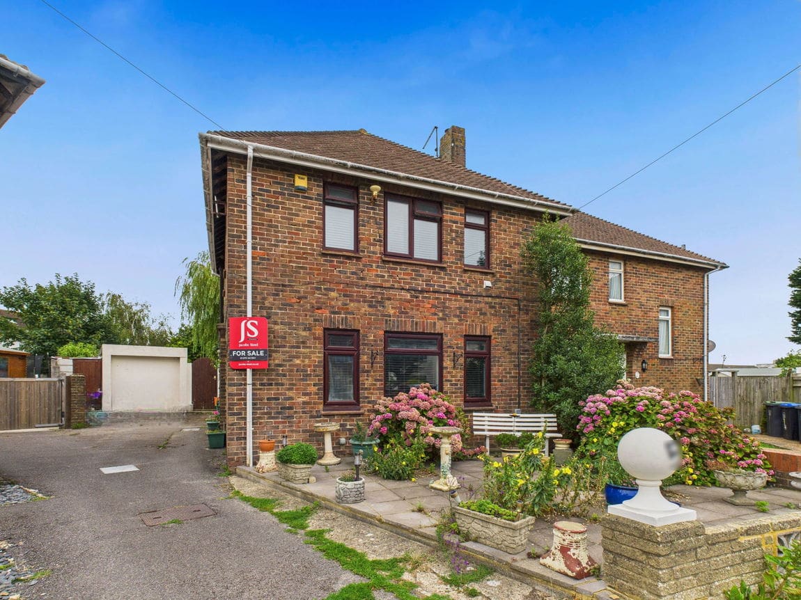 3 bedroom Semi-detached house Under Offer