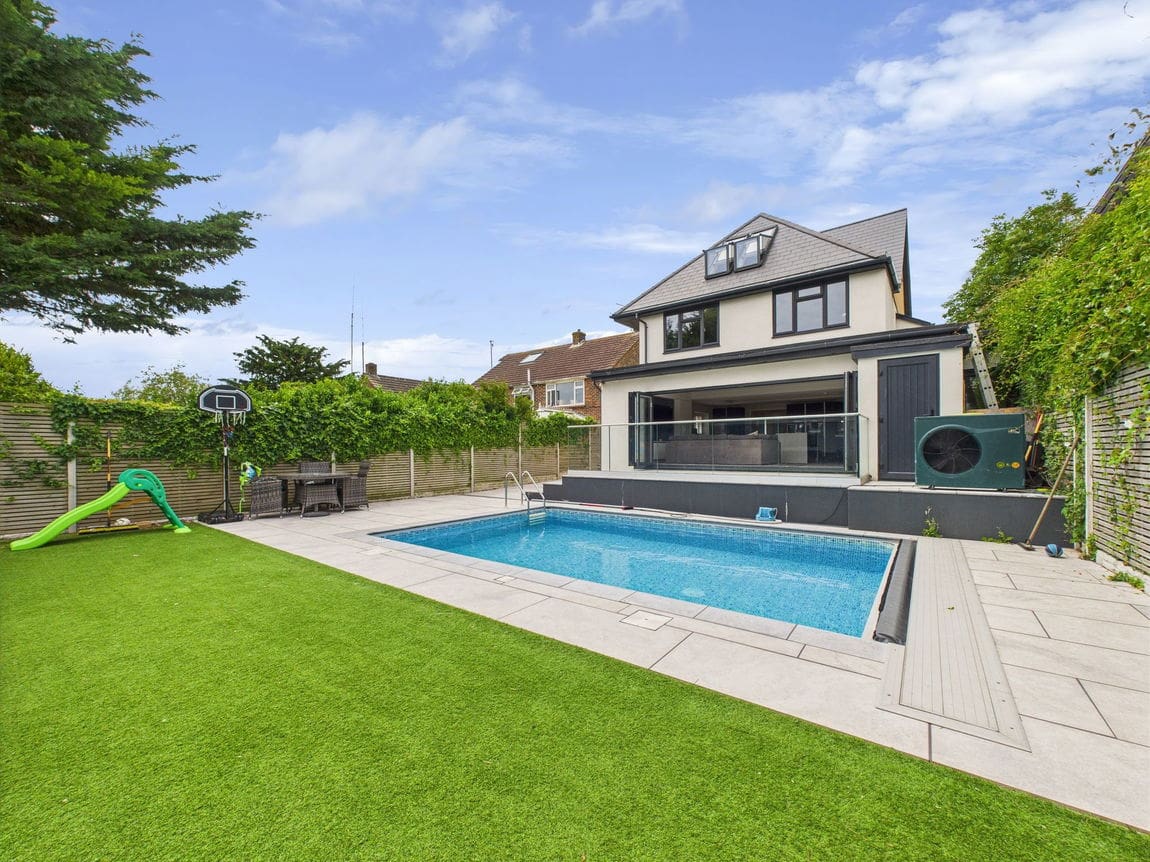 5 bedroom Detached house Under Offer