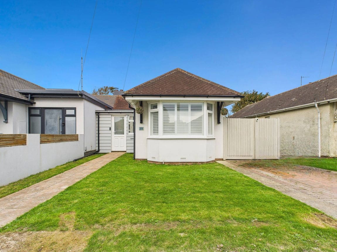 2 bedroom Semi-detached bungalow Under Offer