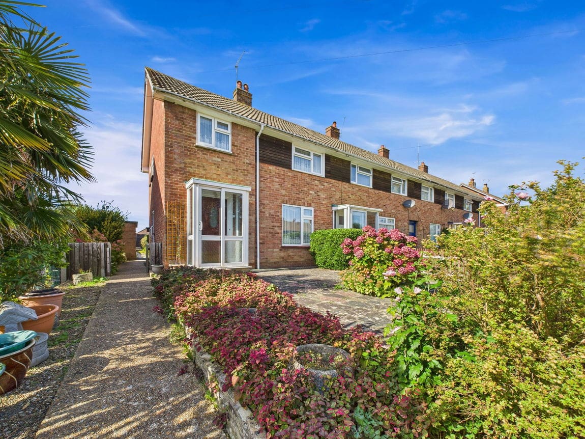 3 bedroom End of terrace house Under Offer