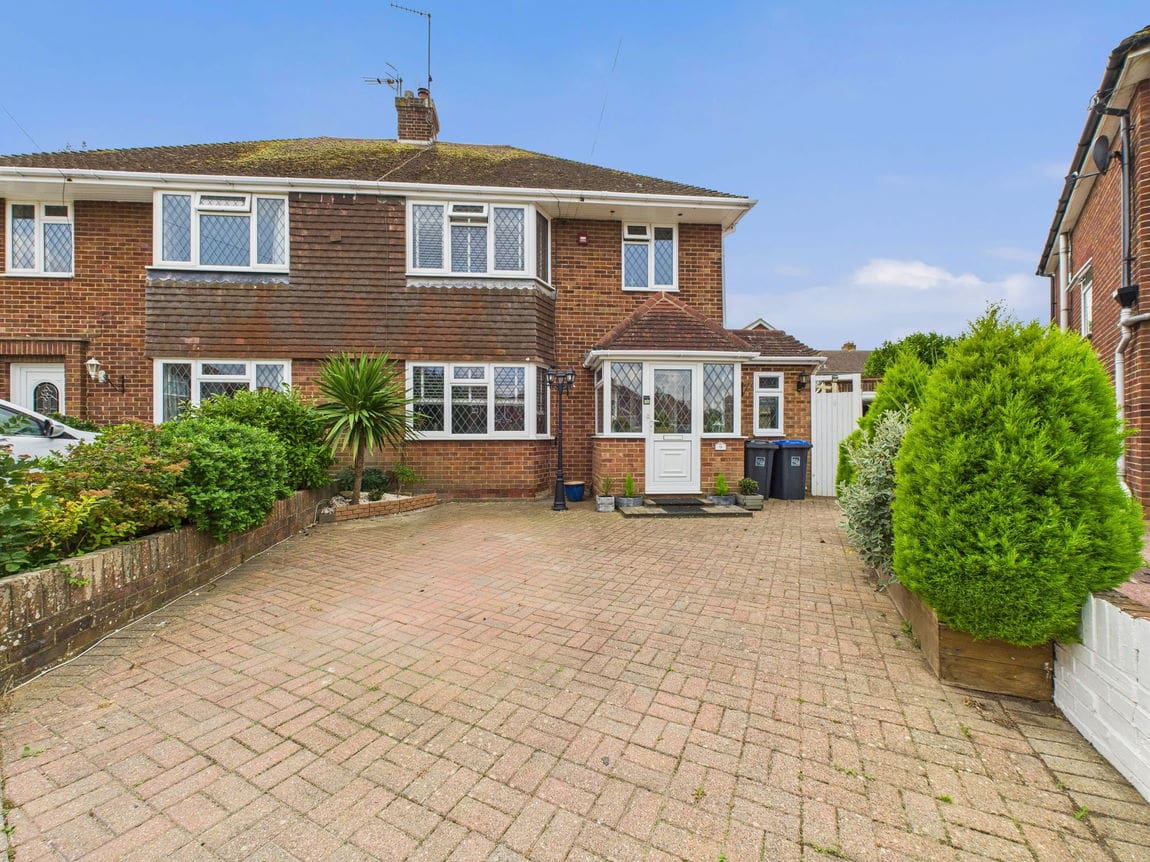4 bedroom Semi-detached house Under Offer