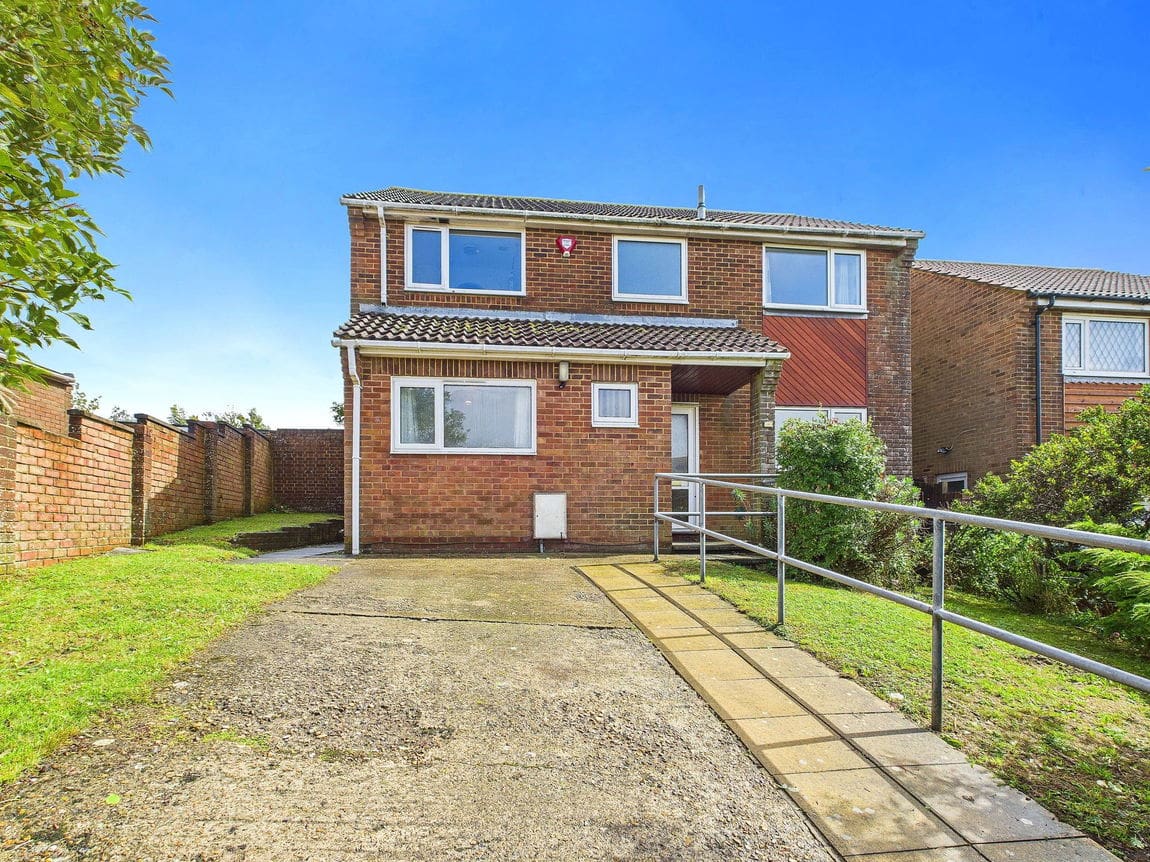 5 bedroom Detached house Under Offer