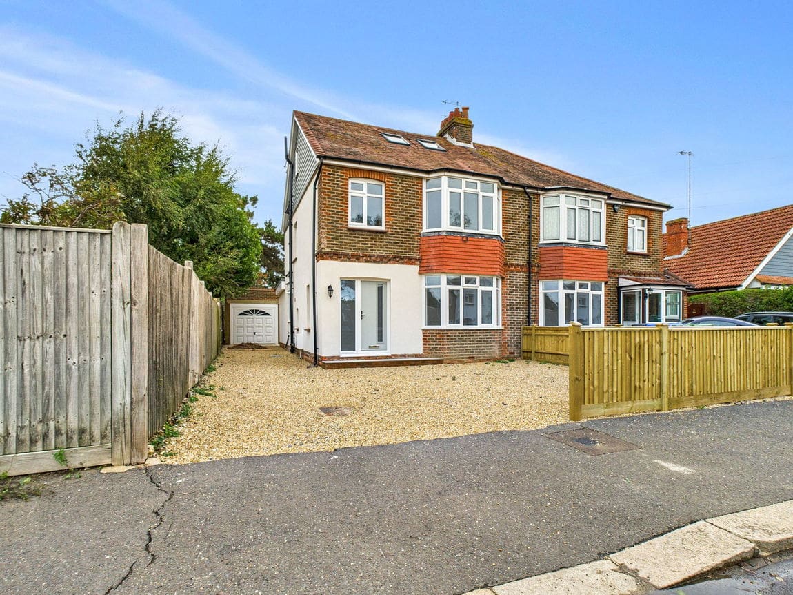 5 bedroom Semi-detached house Under Offer