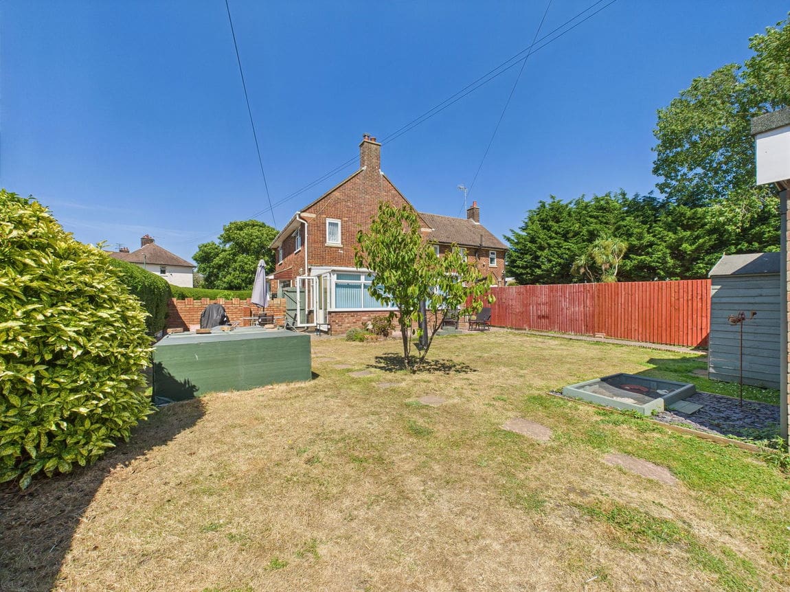 3 bedroom Semi-detached house Under Offer