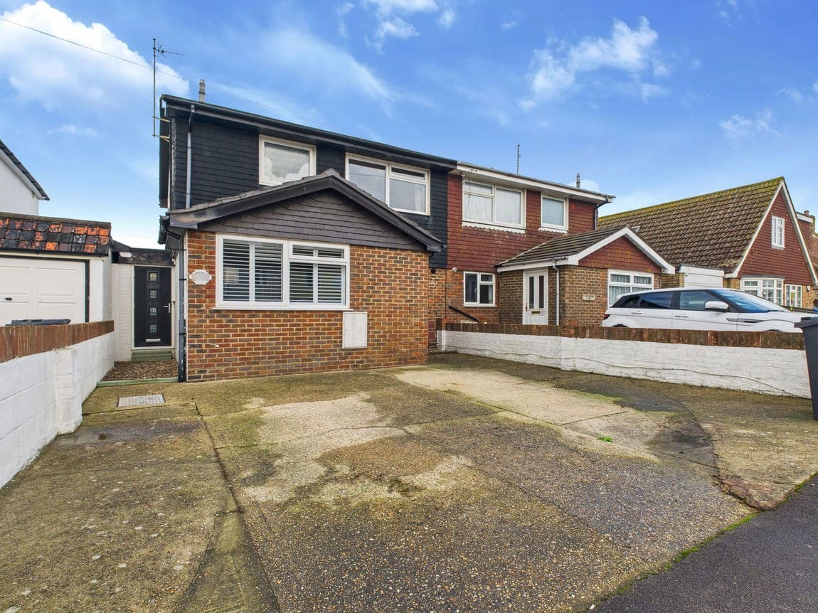 3 bedroom Semi-detached house Under Offer
