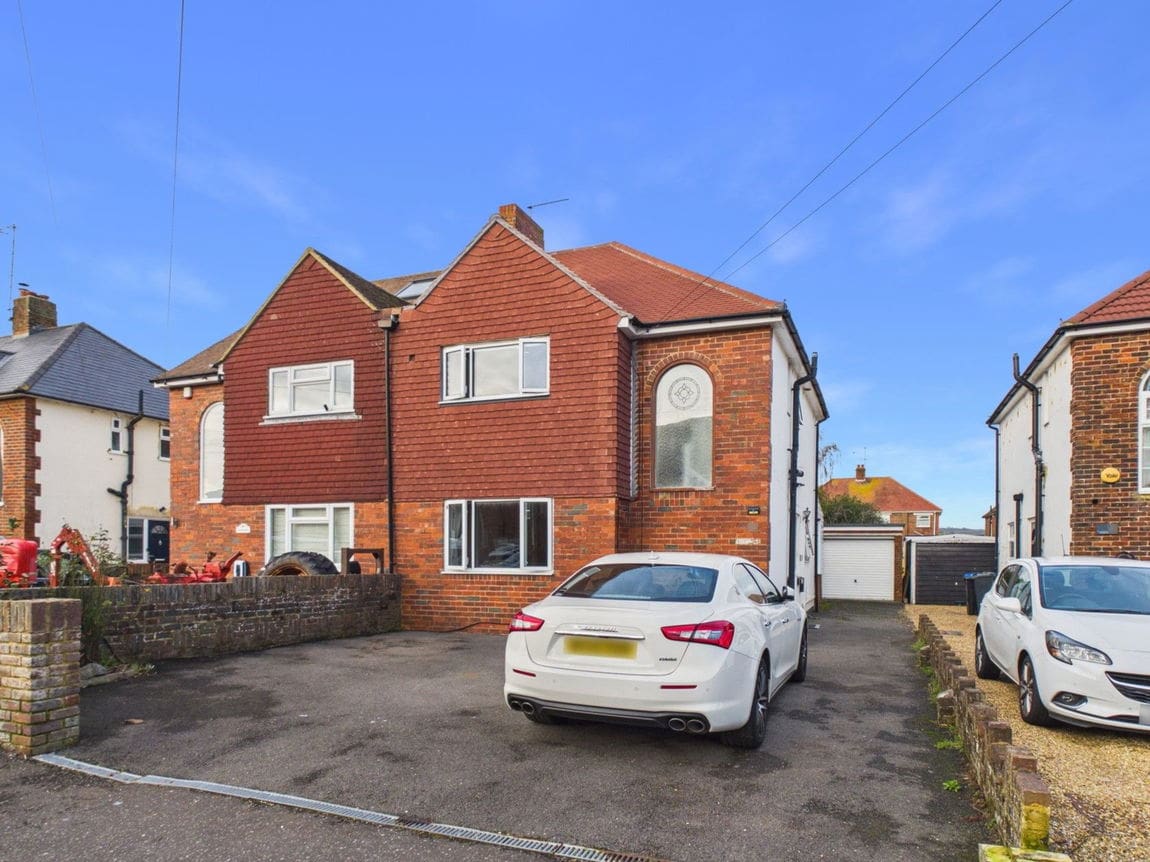 3 bedroom Semi-detached house Under Offer