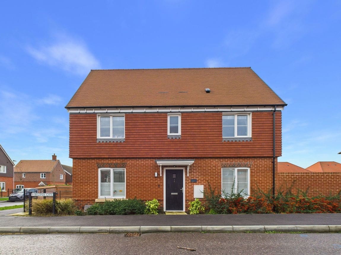 3 bedroom Semi-detached house Under Offer