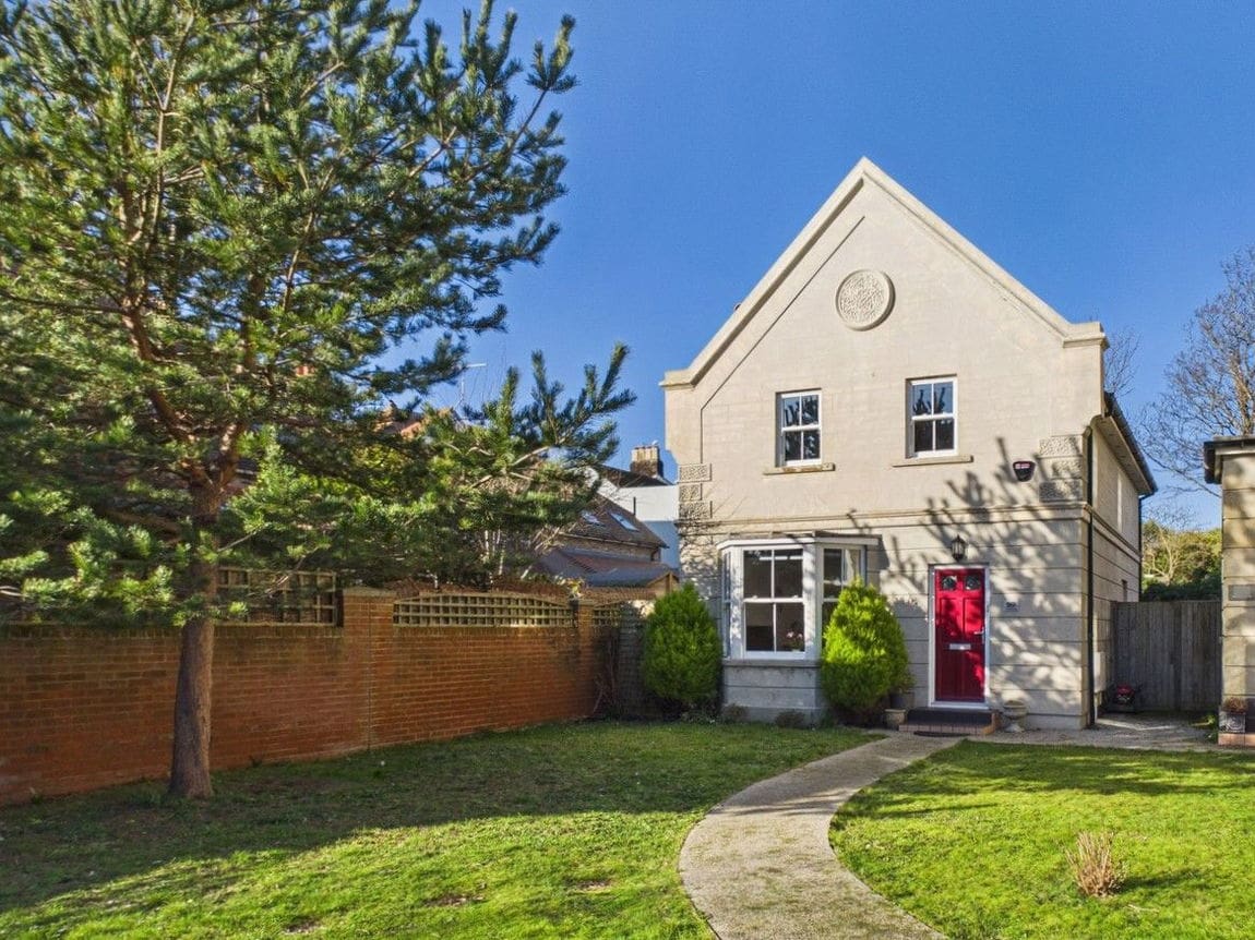 3 bedroom Detached house For Sale