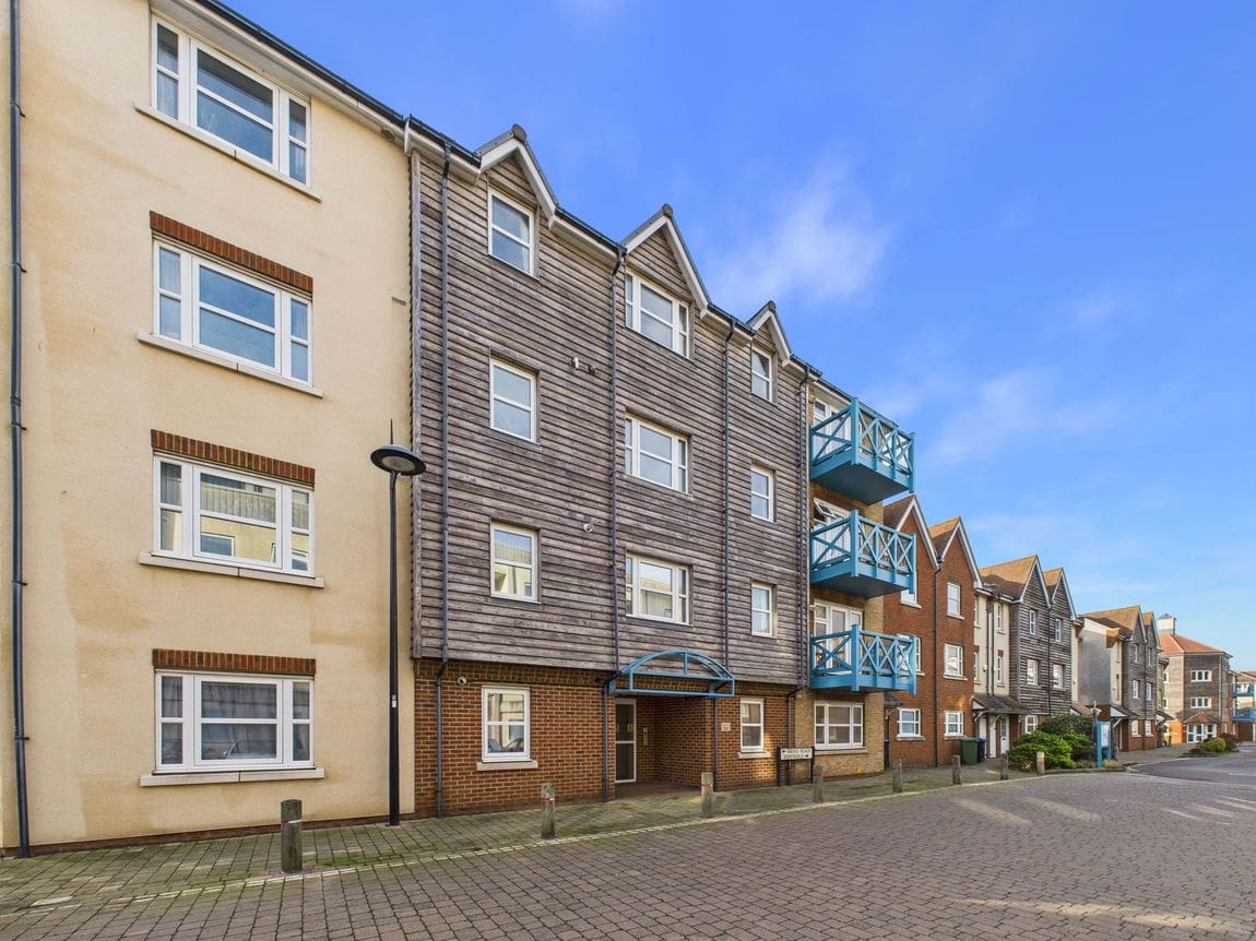 2 bedroom Flat For Sale