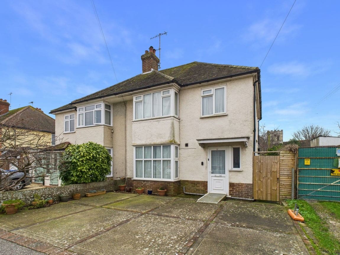 3 bedroom Semi-detached house Under Offer