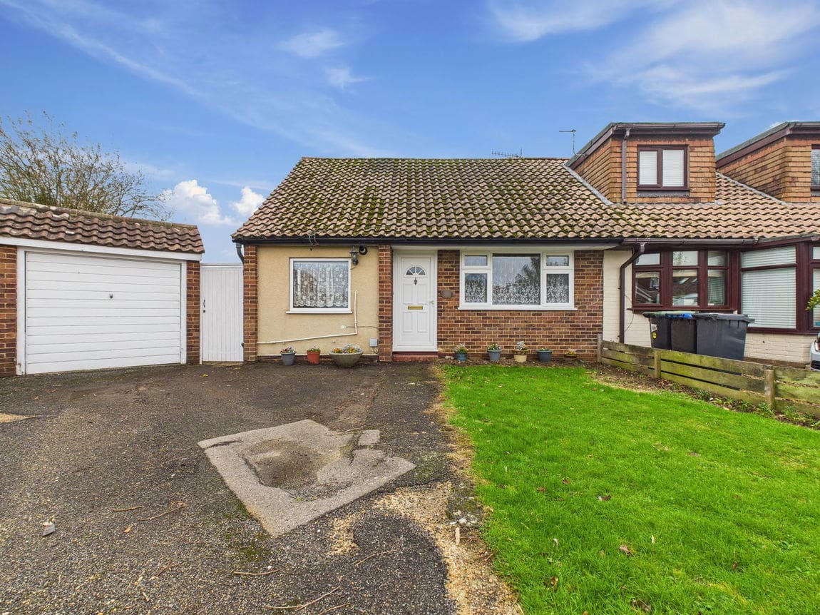 2 bedroom Semi-detached bungalow Under Offer