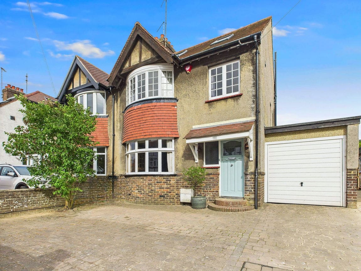 4 bedroom Semi-detached house Under Offer