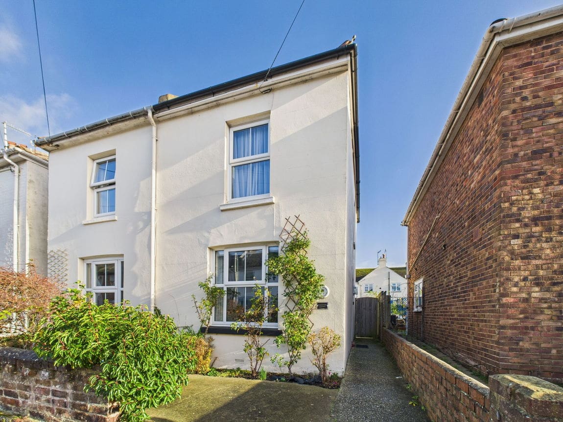 2 bedroom Semi-detached house Sold