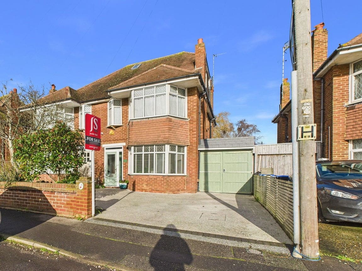 5 bedroom Semi-detached house Under Offer