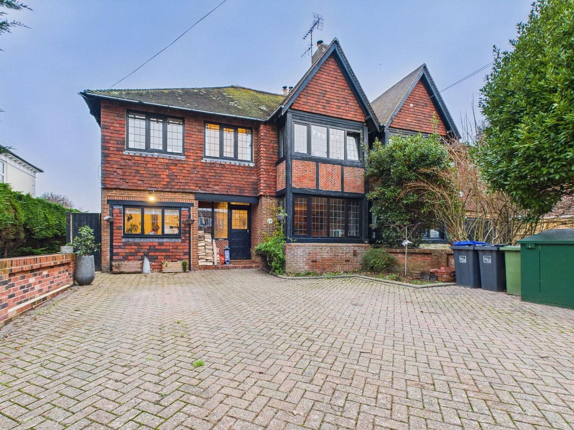 4 bedroom Semi-detached house Under Offer