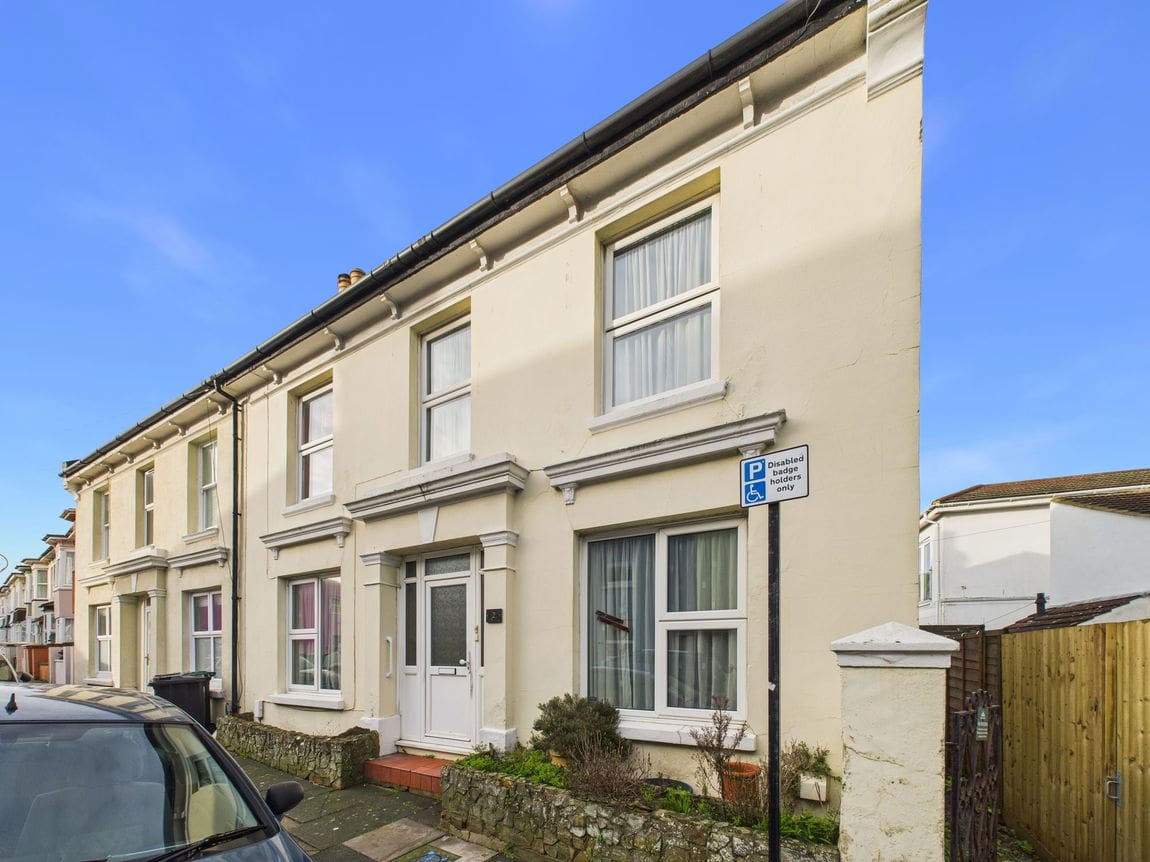 3 bedroom Semi-detached house Under Offer
