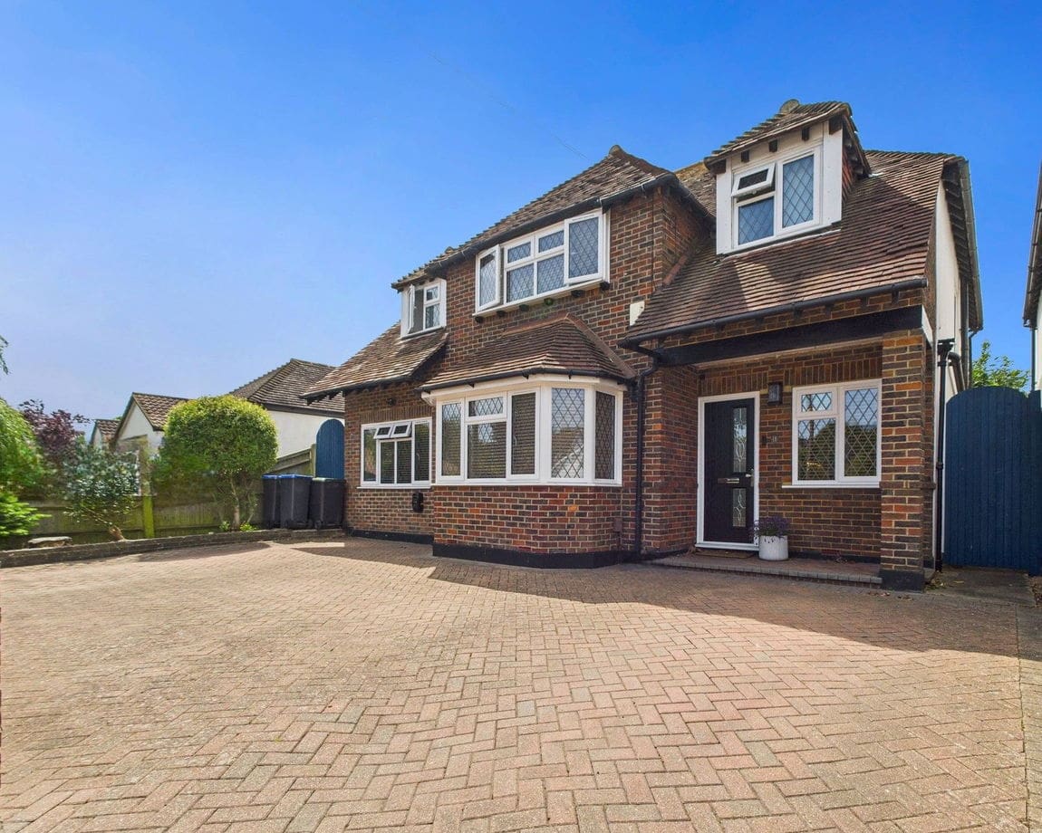 5 bedroom Detached house Under Offer