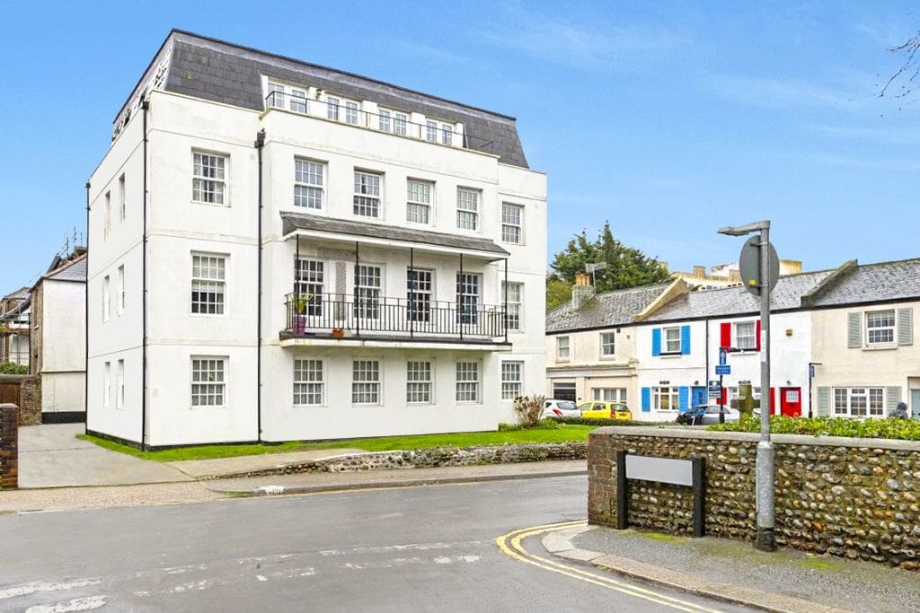 2 bedroom Flat For Sale