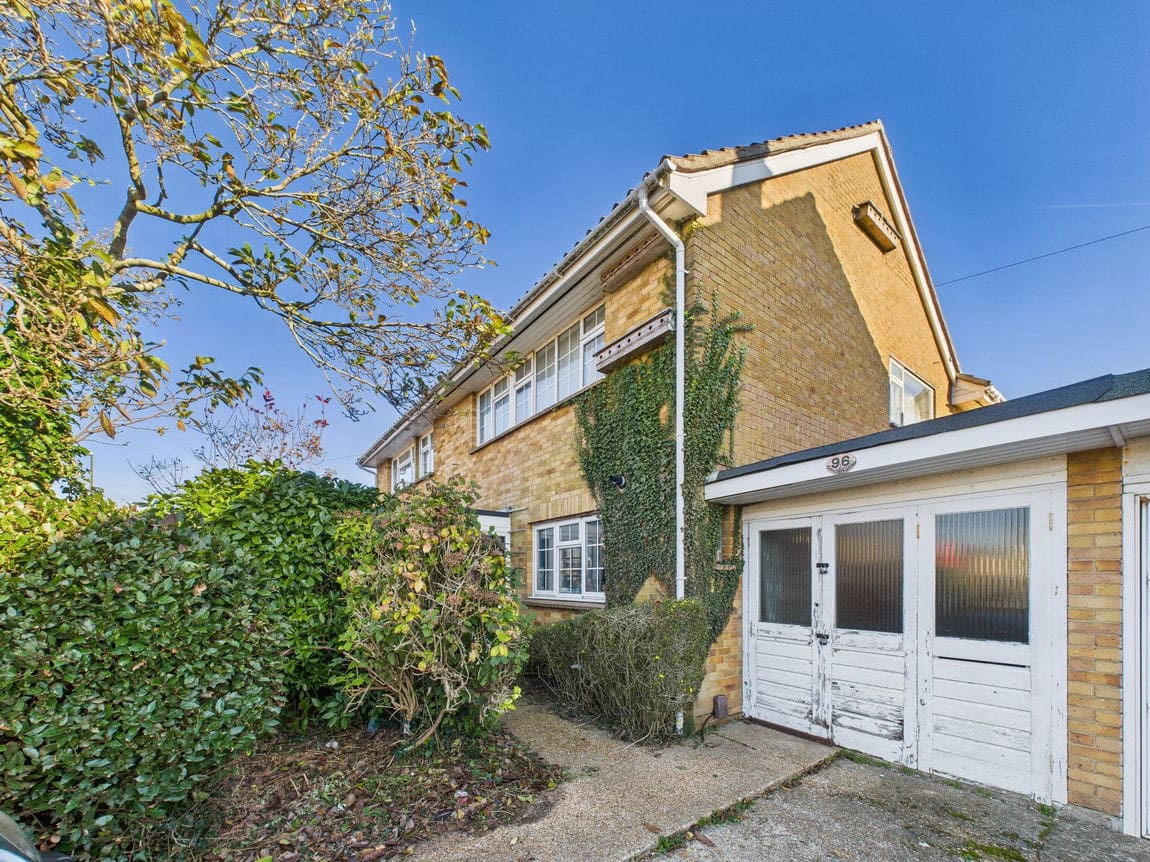 3 bedroom Semi-detached house Under Offer