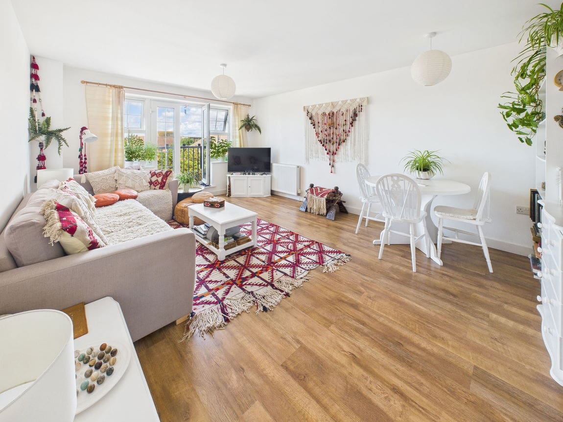 2 bedroom Flat For Sale