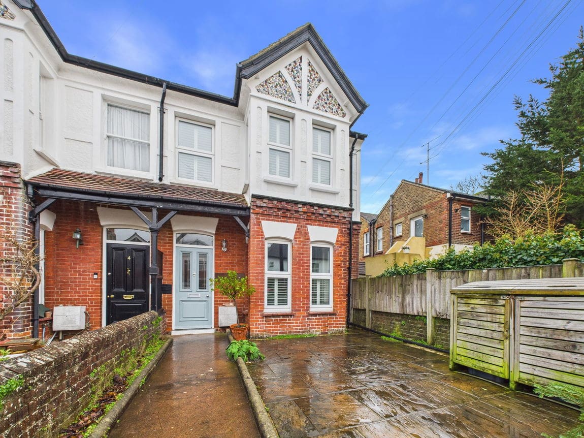 4 bedroom End of terrace house Under Offer