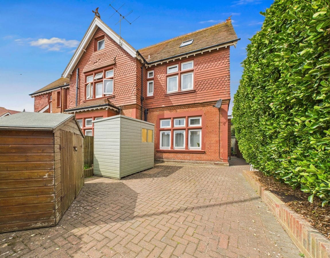 2 bedroom Semi-detached house Under Offer