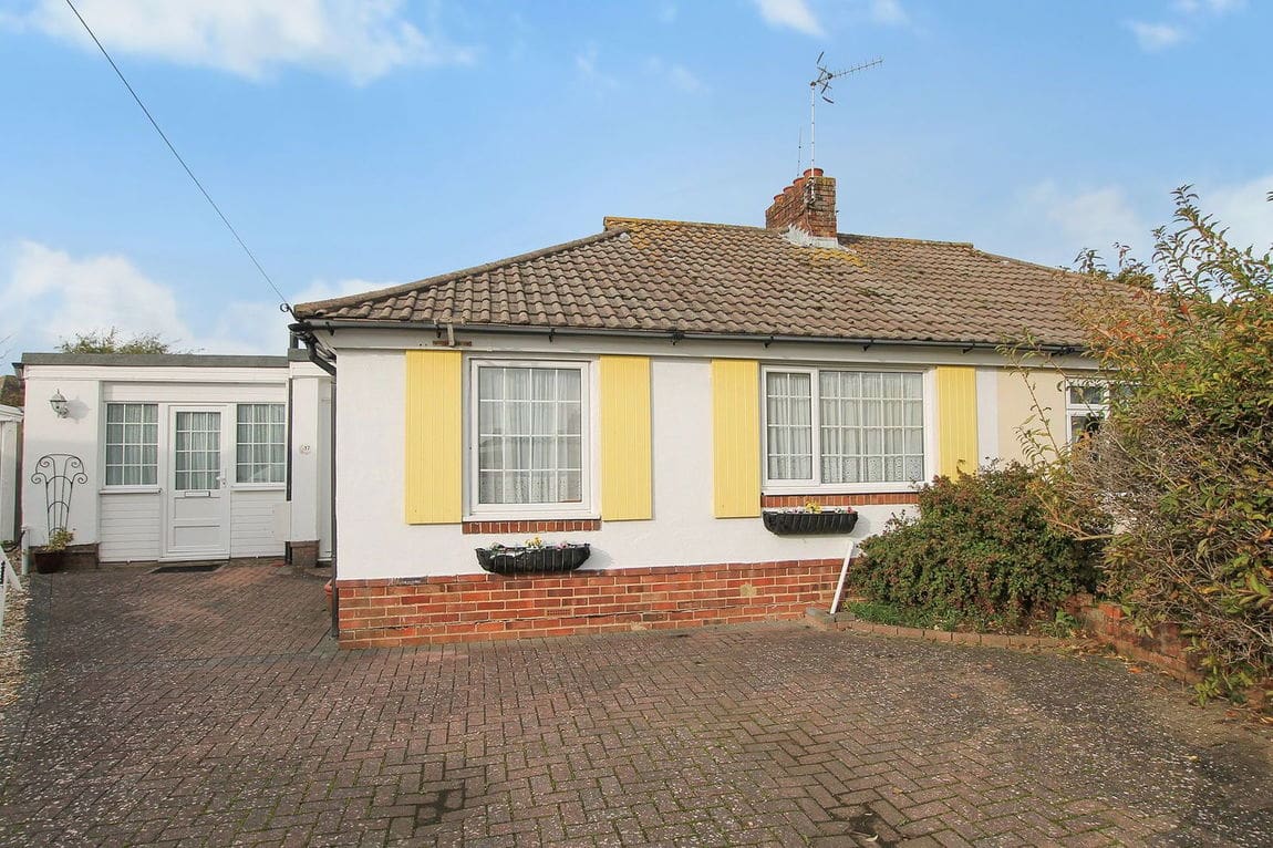 3 bedroom Semi-detached bungalow For Sale