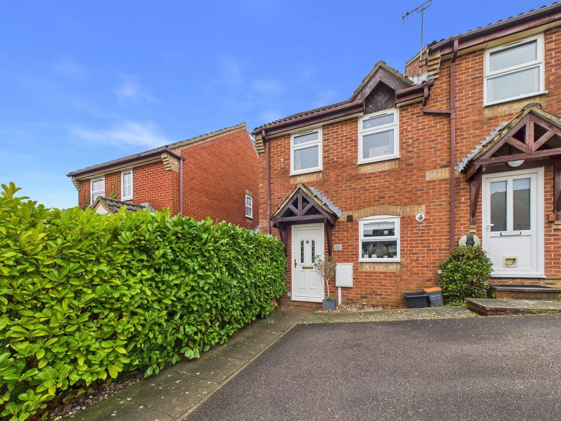 2 bedroom End of terrace house Under Offer