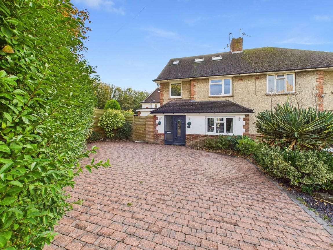 5 bedroom Semi-detached house Under Offer