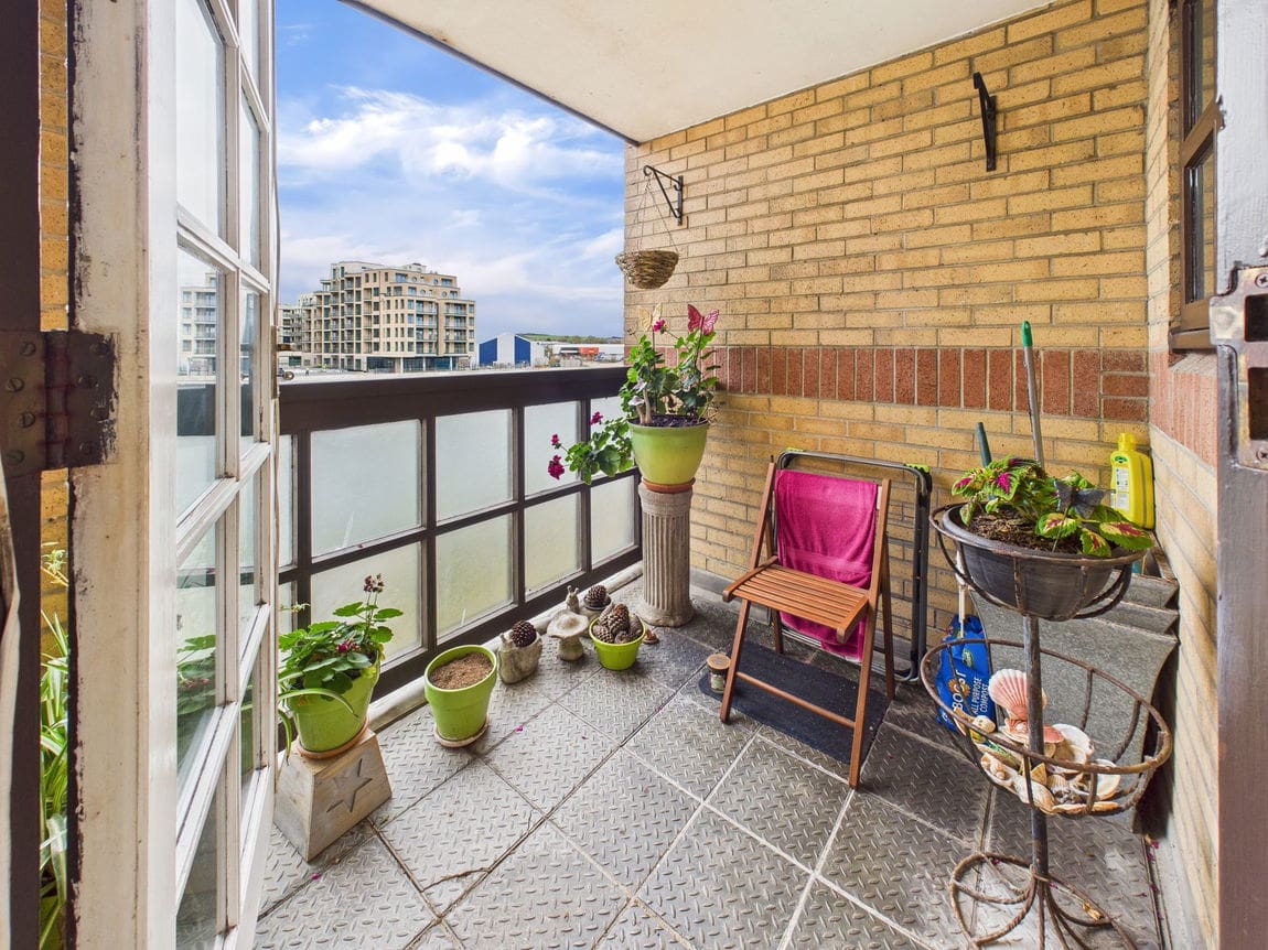 2 bedroom Flat For Sale