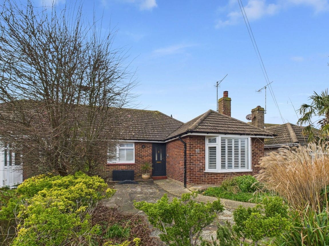 2 bedroom Semi-detached bungalow Under Offer