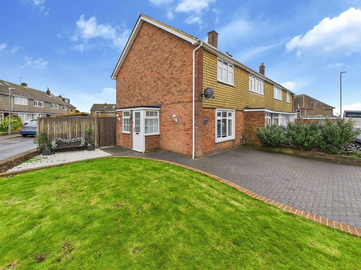 2 bedroom End of terrace house Under Offer