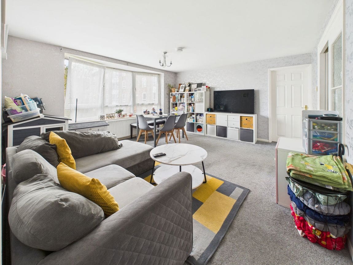3 bedroom Flat For Sale
