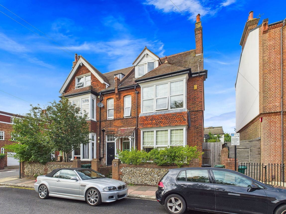 5 bedroom Semi-detached house Under Offer
