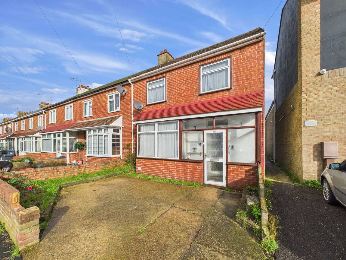 3 bedroom End of terrace house Under Offer