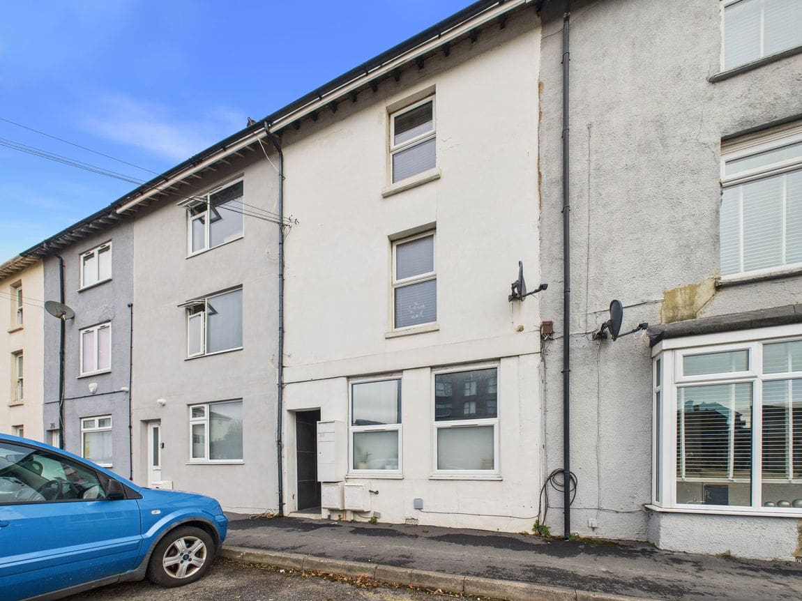 3 bedroom Flat For Sale