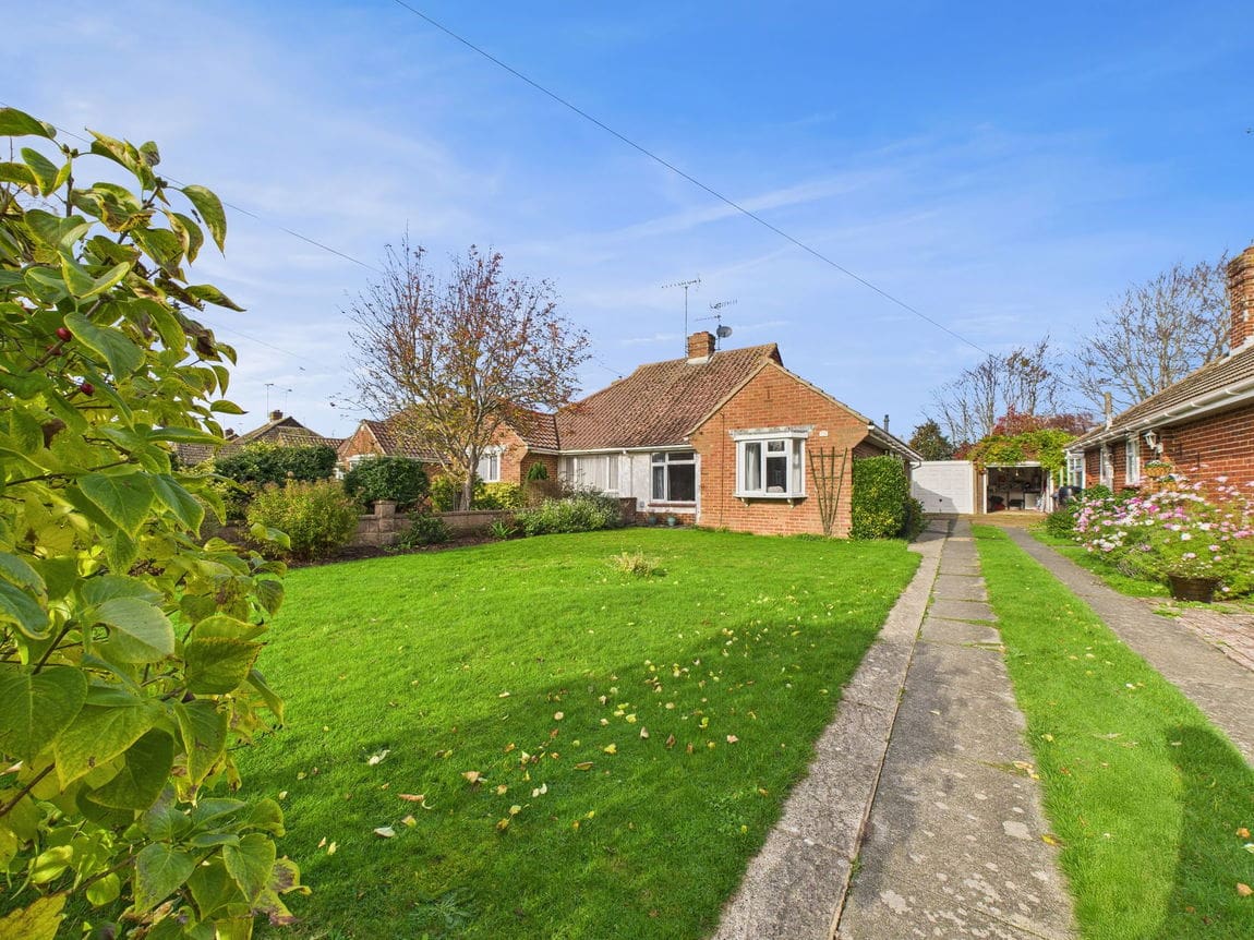 2 bedroom Semi-detached bungalow For Sale