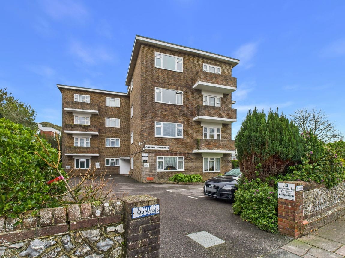 2 bedroom Flat For Sale