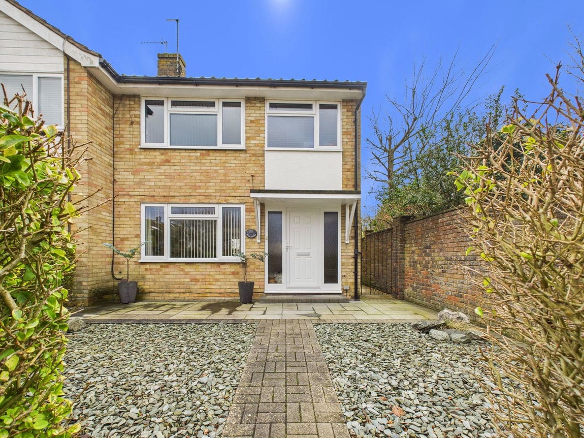 3 bedroom Semi-detached house Under Offer