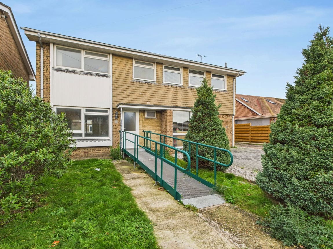3 bedroom Detached house Under Offer