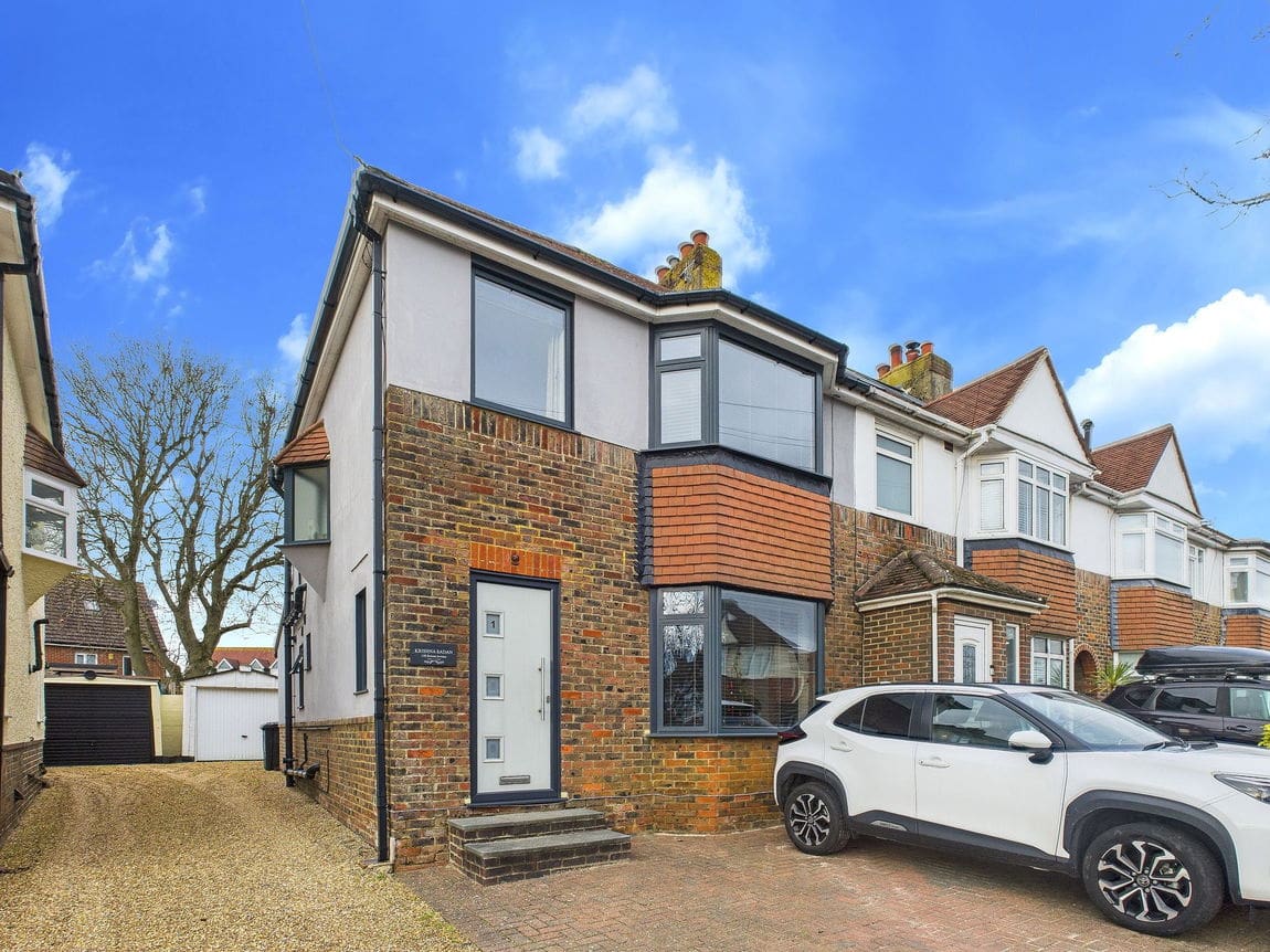 3 bedroom Semi-detached house Under Offer